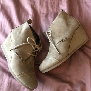 6.5 NWOT dusty brown suede booties